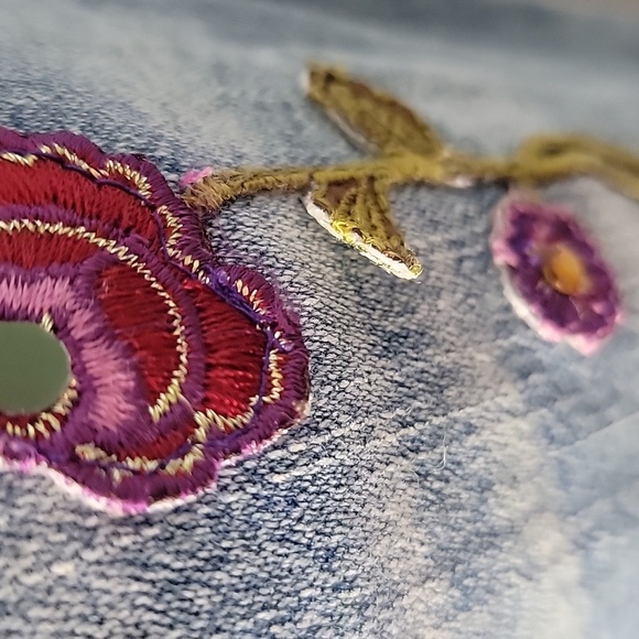 VENUS USA Distressed Light Wash Floral Embroidered Patch Flare Bootcut Jeans 4 - Picture 10 of 13